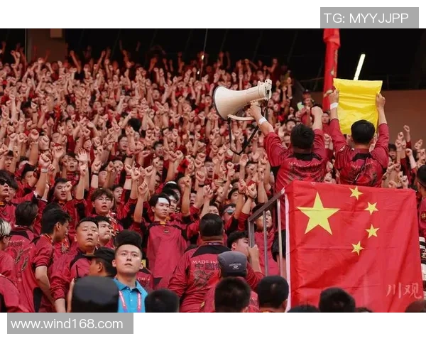 球迷机场偶遇足球巨星引发热烈追捧现场气氛高涨瞬间成热门话题